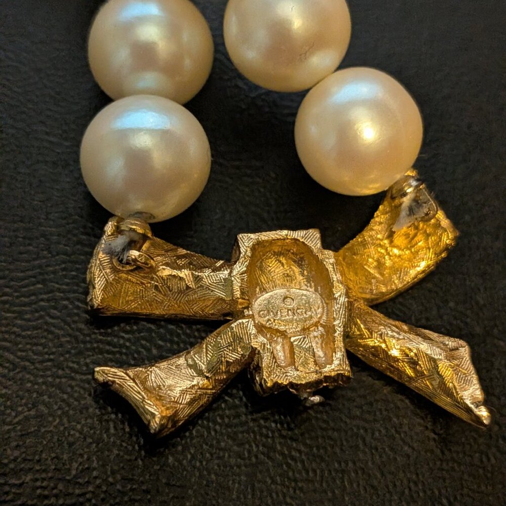 Givenchy Vintage Faux Pearl Bow Necklace - Picture 2 of 6